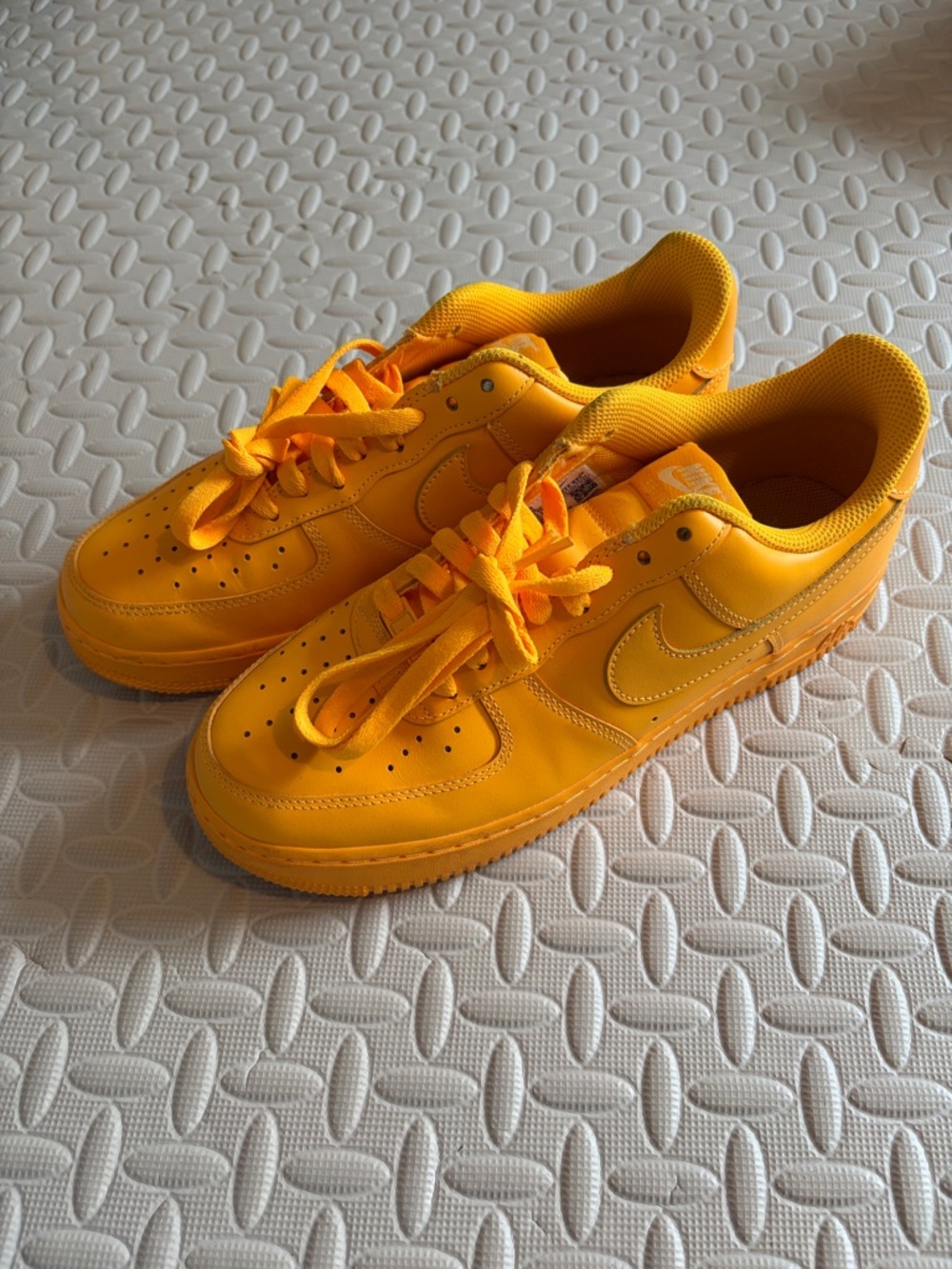 Nike Air HJ7324-845 Yellow Low-Top Sneakers Size 10